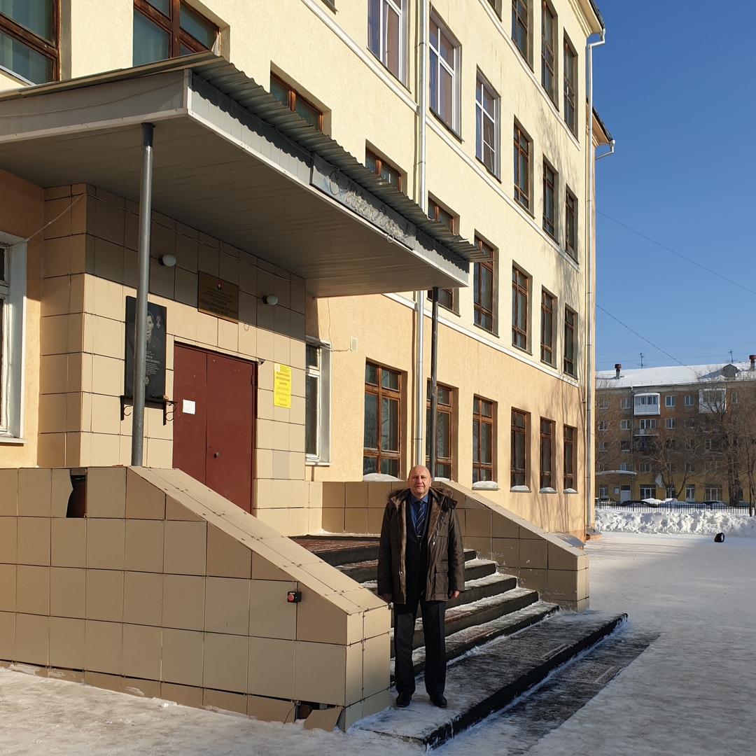 фото Недавно меня спросили какое место в нашем городе у меня самое любимое. И я задумался ... Назвать одно и самое не смог. Я родился и вырос в Кемерово , и поэтому мог бы перечислять много мест, с которыми связанны разные хорошие воспоминания. Но одно из них мне особенно дорого - это моя родная школа №80 , которая находится на пересечение улиц 9 Января и Гагарина. В ней прошли мои все 10 лет учебы. Честно скажу, я не был отличником. И сейчас с годами я удивляюсь, как хватало терпения и мудрости нашим учителям управлять нами сорванцами. Низкий им поклон и дай Бог им здоровья!!!
