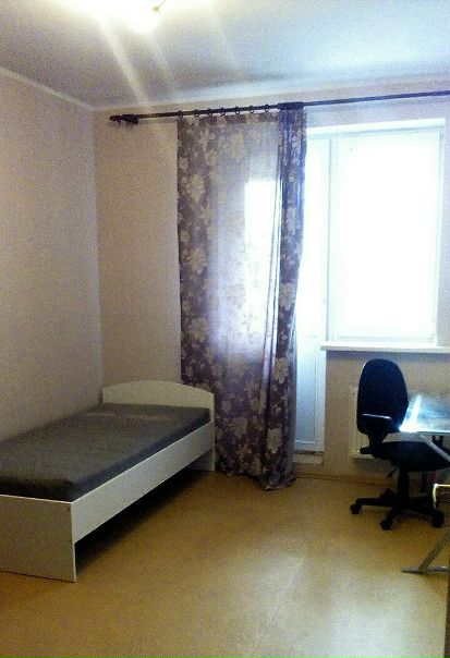 Сдается комната, м. Молодежная, 5 мин пешком.<br>В 3х комнатной квартире. 3x4 метра. Есть балкон. Стеклопакеты. 4 этаж. Новостройка, свежий ремонт. <br>Мебель: кровать, шкаф, комод, стол, стул.<br>Просторная кухня, микроволновка, стиралка, Wi-Fi, два санузла.<br>Одна комната уже сдается девушке, в другой комнате живу я, владелец квартиры.<br>Не курим, не пьем, тихие, уважаем личное пространство.<br>Пожелания: одна девушка, без в/п, с постоянной работой, чистоплотная, без животных, без детей.<br>17000 в мес. Все включено, без депозита. В лс.<br> Соловьев - фото Фото: Сдается комната, м. Молодежная, 5 мин пешком.<br>В 3х комнатной квартире. 3x4 метра. Есть балкон. Стеклопакеты. 4 этаж. Новостройка, свежий ремонт. <br>Мебель: кровать, шкаф, комод, стол, стул.<br>Просторная кухня, микроволновка, стиралка, Wi-Fi, два санузла.<br>Одна комната уже сдается девушке, в другой комнате живу я, владелец квартиры.<br>Не курим, не пьем, тихие, уважаем личное пространство.<br>Пожелания: одна девушка, без в/п, с постоянной работой, чистоплотная, без животных, без детей.<br>17000 в мес. Все включено, без депозита. В лс.<br> Соловьев
