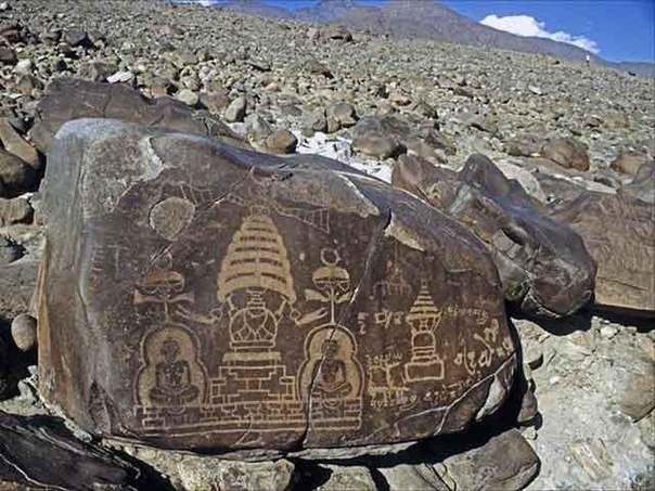 Петроглифы с космическими кораблями Эти петроглифы находятся в Пакистане, в долине реки Инд. Некогда в этих местах существовала высокоразвитая индская цивилизация, ничем не уступавшая египетской
