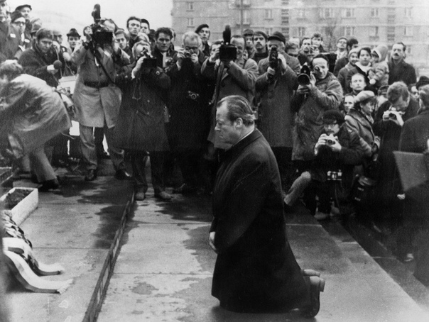 Вилли Брандт. Канцлер на коленях. Сей инцидент произошёл 7 декабря 1970 года во время визита Брандта в коммунистическую Польскую Народную Республику при посещении памятника жертвам неудачного