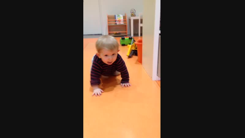 Коля ползает