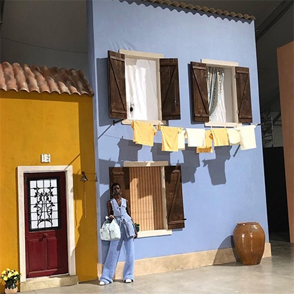 Неделя моды в Париже: Тина Кунаки на показе Jacquemus осень-зима 2019/2020 Скончавшийся ранее в этом месяце Карл Лагерфельд оценил бы старания Симона Порта Жакмю: для дефиле тот возвел целую