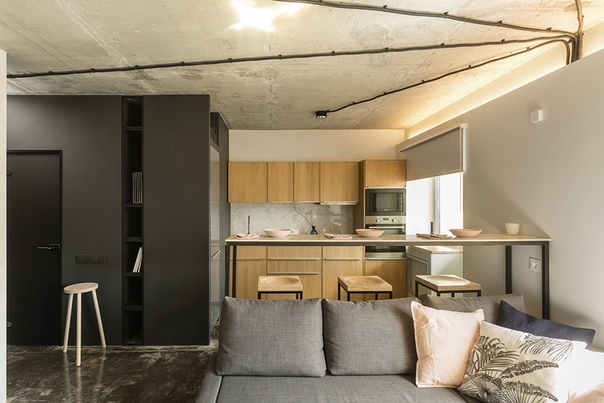 Кутузовская, Кутузовский пр-т, 26 к2<br> Аренда 28.000 рублей<br>8-929-112-72-94<br>Студия с ремонтом в промышленном стиле. Нарочито застареный пол, потолок с проводами - всё это подчеркивает индивидуальность дизайна. Мебель сделана на заказ, преимущественно из натуральных материалов. Техника ведущих производителей, от миксера до холодильника. Посуда от ложки до кастрюль.<br>Из спального места диван, для хранения вещей встроенный шкаф при входе.<br> Сдаётся для 1-3 граждан, своевременная оплата аренды обязательное условие. - фото Фото: Кутузовская, Кутузовский пр-т, 26 к2<br> Аренда 28.000 рублей<br>8-929-112-72-94<br>Студия с ремонтом в промышленном стиле. Нарочито застареный пол, потолок с проводами - всё это подчеркивает индивидуальность дизайна. Мебель сделана на заказ, преимущественно из натуральных материалов. Техника ведущих производителей, от миксера до холодильника. Посуда от ложки до кастрюль.<br>Из спального места диван, для хранения вещей встроенный шкаф при входе.<br> Сдаётся для 1-3 граждан, своевременная оплата аренды обязательное условие.