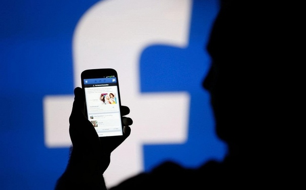 Компания Facebook отчиталась за первый квартал 2019 финансового года. Несмотря на все скандалы, которые не иссякают, Facebook смогла нарастить выручку на 26%, до 14,9 млрд долларов. Более того, выросло и количество пользователей. Если точнее, число ежедневно активных пользователей достигло 1,56 млрд человек, увеличившись на 8%, а число ежемесячно активных пользователей составило 2,38 млрд человек, также увеличившись на 8%. Правда, операционная маржа снизилась с 46% до 22%, а чистая прибыль рухнула вдвое, до 2,43 млрд долларов. Но эта ситуация обусловлена не какими-то проблемами в компании, а судебными расходами в размере 3 млрд долларов в рамках дела с FTC. 93% всей выручки компании обеспечивает мобильная реклама, что на 2 процентных пункта больше, нежели кварталом ранее. Кроме того, компания за год увеличила свой штат более чем на треть, до 37 773 человек. Согласно оценкам компании, каждый день более 2,1 млрд человек пользуются Facebook, Instagram, WhatsApp или Messenger.