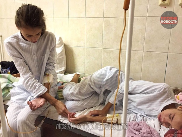 14-летние модели-близняшки довели себя до анорексии Девочки начали худеть после того, как в модельном