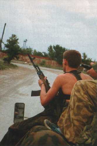 Подразделение спецназа возвращается с задания. Август 1995 г., город Грозный