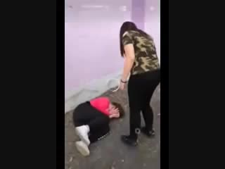 Парковcкие девочки-школьницы избивают 13-летнюю сверстницу Лизу Савенкову из 104 школы, в парке города Минеральные Воды