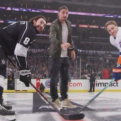 LA Kings в Instagram: «When you’re a legend, you can kick a soccer ball into the crowd at a hockey game. Right, @iamzlatanibrahimovic?»