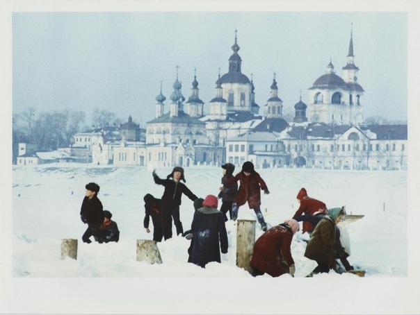 Зима в объективе Всеволода Тарасевича Всеволод Сергеевич Тарасевич (19191998) родился в Москве. Всеволод Тарасевич начал публиковать снимки в газетах «Смена» и «Ленинградская правда», ещё учась
