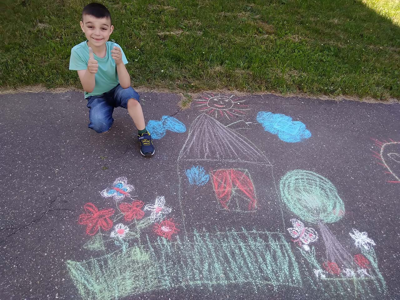 В НАШЕМ ЦЕНТРЕ НА УЛИЦЕ ПРОШЛО РАЗВЛЕЧЕНИЕ   «МЫ РИСУЕМ ЛЕТО НА АСФАЛЬТЕ МЕЛОМ»