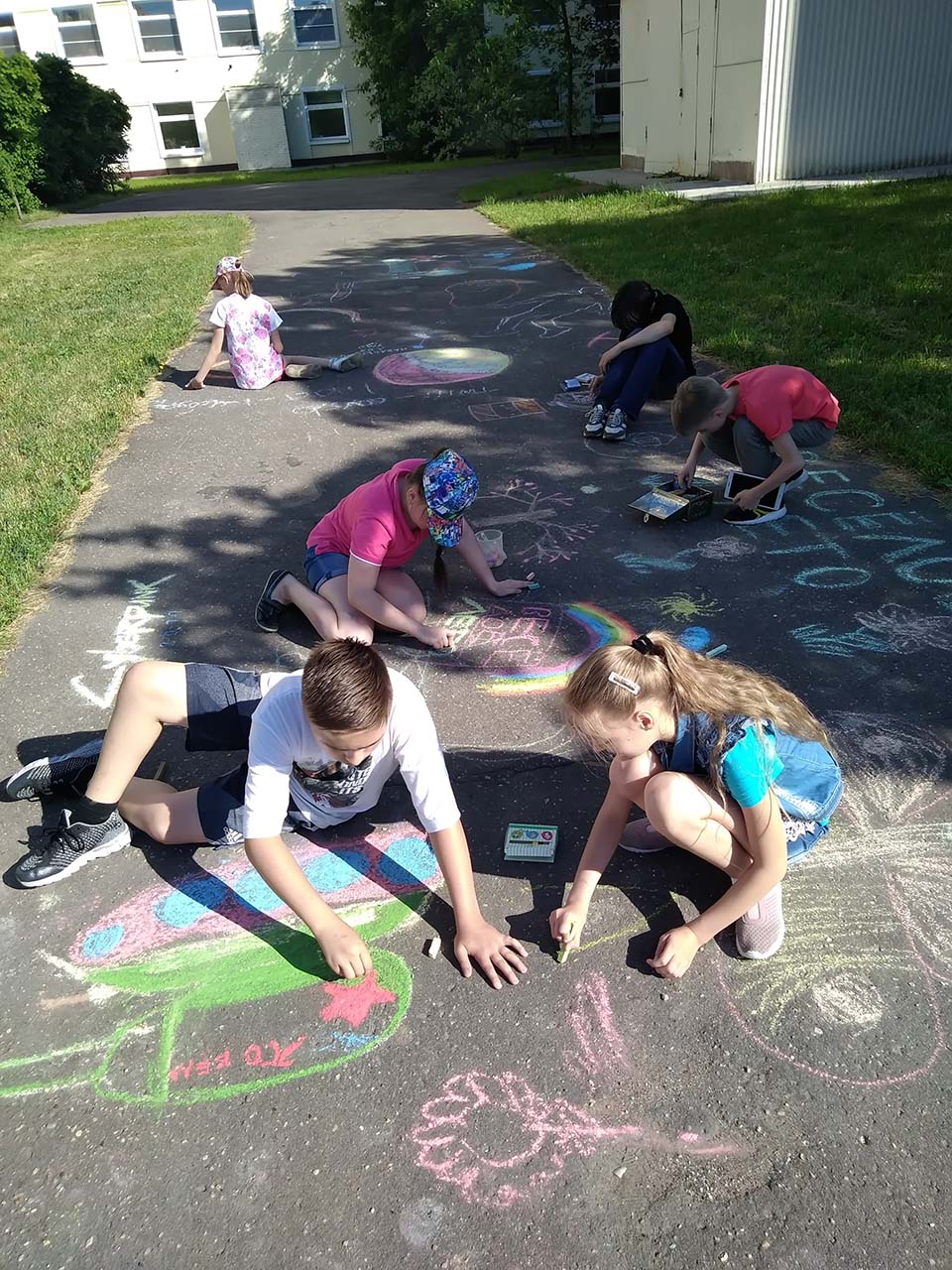В НАШЕМ ЦЕНТРЕ НА УЛИЦЕ ПРОШЛО РАЗВЛЕЧЕНИЕ   «МЫ РИСУЕМ ЛЕТО НА АСФАЛЬТЕ МЕЛОМ»