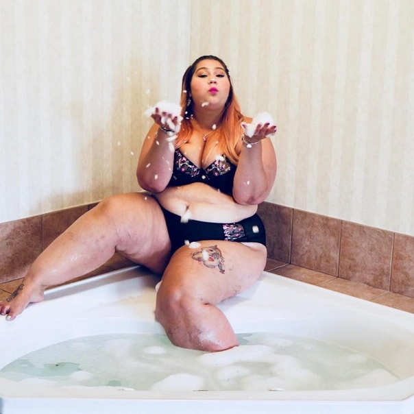 Plus-size модель утверждает, что многие мужчины ее хотят Вот эта двадцатидевятилетняя Лия из Нью-Йорка с детства была пышкой, что мешало ей строить отношения с парнями. Поэтому она посвятила