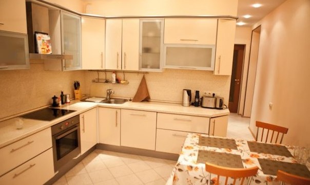 Братиславская 15 к2 <br> <br>м. Братиславская 700 метров <br> <br>Сдам на длительный срок тёплую, светлую, уютную 1КОМН квартиру с хорошим ремонтом. Большая просторная кухня соединённая с лоджией, встроенная мебель/техника, в комнате спальный гарнитур, двухспальная кровать, тумбочки, шкаф, телевизор, санузел совмещен, выложен светлой плиткой, окна везде пластиковые, стальная входная дверь. Возле дома множество магазинов, банкоматы, супермаркеты, аптека, ресторанчики, во дворе дома две школы, через дорогу фитнесклуб, два сквера и парк. Идеально подойдет для молодой семейной пары. <br> <br>27 000 руб <br>8 965 30 3333 8 - фото Фото: Братиславская 15 к2 <br> <br>м. Братиславская 700 метров <br> <br>Сдам на длительный срок тёплую, светлую, уютную 1КОМН квартиру с хорошим ремонтом. Большая просторная кухня соединённая с лоджией, встроенная мебель/техника, в комнате спальный гарнитур, двухспальная кровать, тумбочки, шкаф, телевизор, санузел совмещен, выложен светлой плиткой, окна везде пластиковые, стальная входная дверь. Возле дома множество магазинов, банкоматы, супермаркеты, аптека, ресторанчики, во дворе дома две школы, через дорогу фитнесклуб, два сквера и парк. Идеально подойдет для молодой семейной пары. <br> <br>27 000 руб <br>8 965 30 3333 8