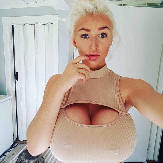 Amber horny masturbando sua fenda cabeluda