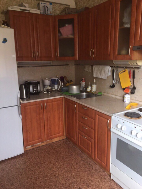 Фото: Ищу СОСЕДКУ ( девушку ) В КОМНАТУ НА ПОДСЕЛЕНИЕ ! 8 мин пешком -Метро Молодежная . <br>Благоустроенная квартира со всем необходимым . Квартира очень хорошая. В комнате отдельное спальное место . Хозяйка приезжает раз в месяц за деньгами , никого не беспокоит . <br>В соседях адекватный, работающий парень. Живу здесь 2,5 года. Никто не пьёт, не курит. <br>Так же проживает чистоплотный кот. <br>Рядом Кунцево Плаза , Ашан. <br><br>Цена за комнату 20 000+ ку ( 1500-2000) . На двоих получается по 11 000-12 000. Оплата 15 числа каждого месяца . <br><br>ВниманиеЯ съезжаю 10-13 декабря вместе с котом . Можно будет проживать одной или найти кого -то в соседки .