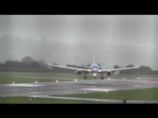 Boeing 757 авиакомпании TUI садится в аэропорту Бристоля (Англия) при мощных порывах ветра