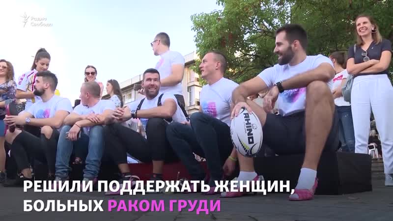 В розовых туфлях, на каблуках