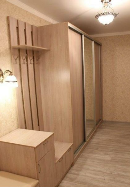 Фото: Здравствуйте! <br>900 метров от станции метро Панфиловская <br>Я хозяйка! <br>Сдаю однокомнатную квартиру, очень теплую, уютную, светлую. <br>Есть вся необходимая мебель, в прихожей большой шкаф-купе. <br>В комнате мягкий, раскладной диван, мягкое кресло, журнальный столик, небольшой телевизор. <br>На кухне обеденный гарнитур, электроплита, холодильник, вытяжка, есть посуда, блендер погружной, электрочайник, микроволновая печь. <br>Есть вайфай. <br>Адрес - 3-й Волоколамский проезд, 14. <br>Рассмотрю: ответственных, опрятных людей, находящихся в поисках жилья на длительный срок. <br>Цена аренды - 30000 рублей+ свет, вода, интернет/Тв <br>Пожалуйста, пишите в личные сообщения, помечайте, что по поводу аренды. <br>Доброго всем дня!
