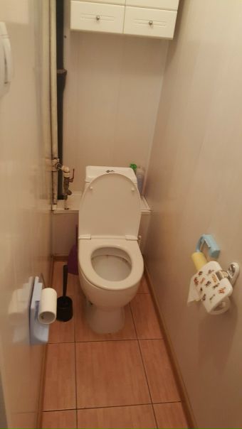 Фото: Сдам комнату<br>метро ладожская ! Комната 13 кв. метров 8ми комнатной квартире ( бывшее общежитие), поделена на два блока по 4 комнаты. На каждый блок свой туалет и душевая.( Все чистое после косметического ремонта). Дом находиться в парке, рядом речка. Залог 10000 руб. ( можно разбить). Цена вопроса 11500 руб плюс свет. Все вопросы в л/с.