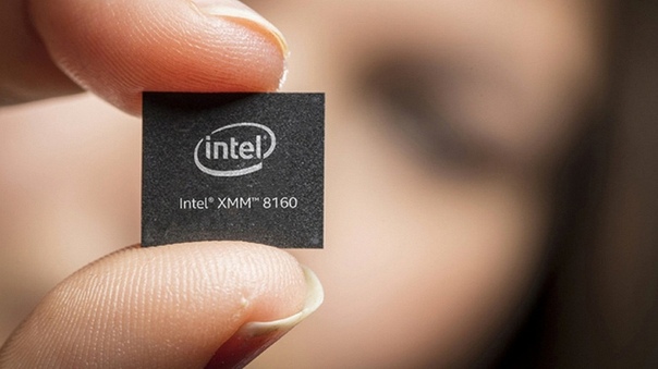 Недавно компании Qualcomm и Apple неожиданно объявили о том, что уладили все свои споры и пришли к договорённости. Почти сразу после этого компания Intel заявила, что отказывается от попыток выпустить на рынок модем 5G и сворачивает соответствующие разработки. И вот теперь в Сети появилась информация о том, что Apple может купить часть бизнеса Intel. Ту самую, которая имеет отношение к модемам сотовой связи. Более того, источник утверждает, что компании уже провели переговоры. Если точнее, они вступили в переговоры ещё прошлым летом, но они прервались сразу после мировой с Qualcomm. Intel же, если верить источнику, в рамках поисков «стратегической альтернативы», всё ещё заинтересована в продаже оговариваемой части бизнеса. Для Intel такой шаг позволит избавиться от ненужного «балласта» и вернуть часть средств, потраченных на разработки, а Apple патенты и наработки Intel пригодятся при разработке собственного модема, над которым купертинский гигант явно работает. Но пока совершенно неясно, будет ли заключена сделка.
