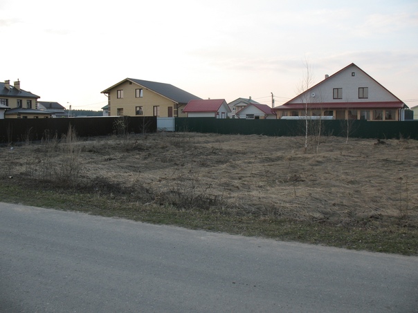 Фото: Продается срочно!<br>Участок земли 13.5 соток <br>В 1.5 часах от МКАД <br>Газ подведен <br>Подъезд круглый год, асфальт — от съезда с региональной автодороги 500 м <br>Район экологически чистый — рядом лес и спальный район <br>Вся инфраструктура — магазин Дикси, аптека, центр детского образования, школа в шаговой доступности (всего 600 м!) <br>Соседние дома уже встроены — тишина и чистота вокруг гарантированы <br>Номер красивый — Берёзовая 8 <br> <br>Бери строй дом своей мечты и наслаждайся природой и всеми удобствами! <br> <br>33:18:000302:236 <br>обл. Владимирская, р-н Кольчугинский, МО г. Кольчугино, ул. Березовая, дом №8 <br> <br>1.5 млн. руб. <br>Торг уместен! <br> <br>Звоните! <br>+7 910 670 3113 Иван <br>ivan-apis@yandex.ru