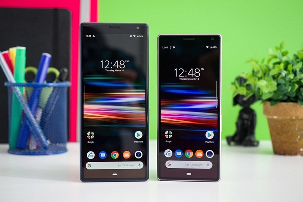 Компания Sony сегодня опубликовала отчёт по итогам 2018 финансового года. Японский гигант сумел нарастить выручку и прибыль, причём некоторые из показателей выросли очень существенно. Однако Sony — это крупная компания, включающая множество различных подразделений. И не все подразделения были столь успешными. Не секрет, что с продажами смартфонов у Sony уже давно всё не очень хорошо, но теперь стало ясно, что на самом деле всё очень плохо. За первый квартал 2019 календарного года Sony продала… 1,1 млн смартфонов. Столь низкого показателя у компании не было ни разу. Более того, если посмотреть на диаграмму, то станет понятно, что в следующем квартале, вполне возможно, продажи будут ещё хуже. Также из диаграммы ясно, что переломный момент произошёл в 2016 году, когда продажи рухнули вдвое. Прошлый год был самым худшим за всю историю Sony, если говорить о продажах смартфонов, а текущий явно будет ещё хуже. Причём за последние годы Sony так и не попыталась как-либо существенно изменить свою стратегию на рынке смартфонов.