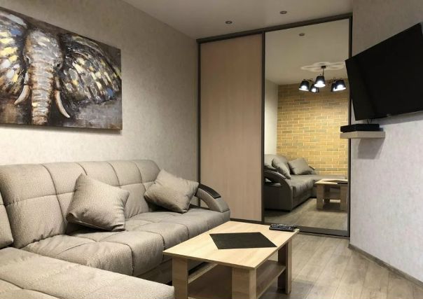 Соколиная гора, Уткина, 37<br> Аренда 37.000 рублей<br>8-929-112-72-94<br> Маленькая евродвушка с изолированной спальней. Очень уютная квартира, обставлена скромно, но со вкусом. Диван раскладывается в спальное место. Шкаф встроенный, глубокий, много полок и штанга для вешалок.<br> Кухня с качественным гарнитуром, техника в исправном состоянии.<br> Санузел после свежего ремонта.<br>Состав будущих жильцов: до трёх человек, можно с детьми и животными. - фото Фото: Соколиная гора, Уткина, 37<br> Аренда 37.000 рублей<br>8-929-112-72-94<br> Маленькая евродвушка с изолированной спальней. Очень уютная квартира, обставлена скромно, но со вкусом. Диван раскладывается в спальное место. Шкаф встроенный, глубокий, много полок и штанга для вешалок.<br> Кухня с качественным гарнитуром, техника в исправном состоянии.<br> Санузел после свежего ремонта.<br>Состав будущих жильцов: до трёх человек, можно с детьми и животными.