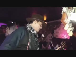 В ночь на 26-е, Джонни вышел на сцену французского ресторана Aux Trois Mailletz с группой Crazy Horse (Кабаре).