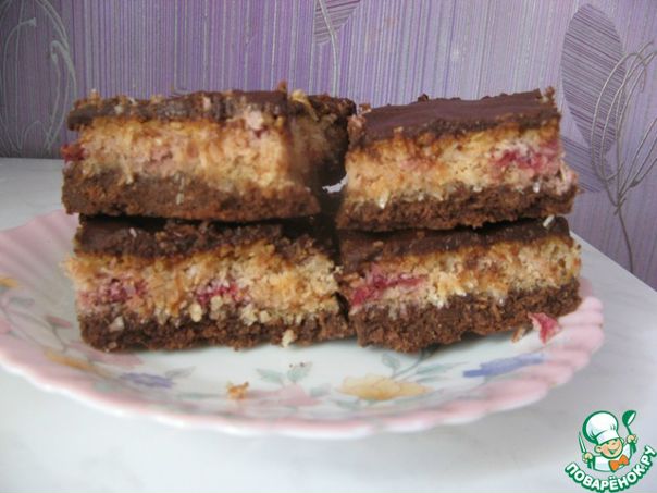 Пирожное с вишней и кокосом