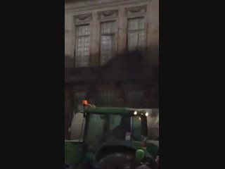 Во Франции протестующие против повышения цен на топливо залили жидким навозом здание центрального муниципалитета в Париже