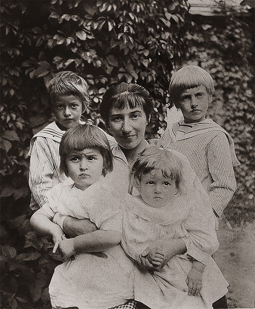 Зинаида Серебрякова (12 декабря 1884-1967) Я не думала никогда о стиле моих вещей, но думаю, что увлеченье мое безмерное великими мастерами имело, конечно, влияние на меня. Современники не