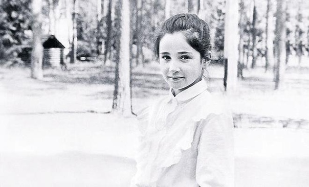 любовь тихомирова любовь тихомирова – российская актриса, телеведущая программы «армейский магазин», на телеэкране прославилась ролями в фильмах «сестры», «попса», «молодожены».любовь тихомирова