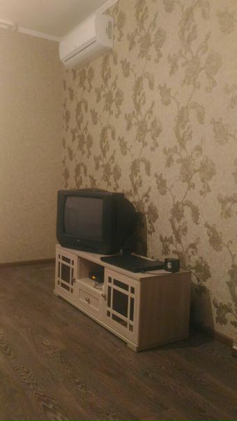Продам свою однокомнатную квартиру в светлых тонах в кирпичном 5 этажном доме на 2 этаже. Ремонт сделан из качественных материалов. Сан.узел в кафеле, натяжной потолок, раковина с тумбой (фото реальные). Мебель, холодильник, стиральную машину оставим, 2 кондиционера, балкон застеклен. Новый, современный дом, чистый подъезд, тихий и уютный двор, парковочные места, детская площадка, рядом школа, детский сад, рынок, фитнес-клуб, магазины, транспорт, остановка. Незатопляемый район. Хорошие и очень дружные соседи. Краснодар, Прикубанский рн., ул. Сахалинская. Общая площадь 37,5кв.м., кухня 10,5кв.м., комната 17,5 кв.м., цена 1600 000 рублей, реальному покупателю торг, собственник. Звоните по всем вопросам, с удовольствием ответим. Регина +7 918 180-68-01 <br>Кадастровый номер: 23:43:0130085:773 - фото Фото: Продам свою однокомнатную квартиру в светлых тонах в кирпичном 5 этажном доме на 2 этаже. Ремонт сделан из качественных материалов. Сан.узел в кафеле, натяжной потолок, раковина с тумбой (фото реальные). Мебель, холодильник, стиральную машину оставим, 2 кондиционера, балкон застеклен. Новый, современный дом, чистый подъезд, тихий и уютный двор, парковочные места, детская площадка, рядом школа, детский сад, рынок, фитнес-клуб, магазины, транспорт, остановка. Незатопляемый район. Хорошие и очень дружные соседи. Краснодар, Прикубанский рн., ул. Сахалинская. Общая площадь 37,5кв.м., кухня 10,5кв.м., комната 17,5 кв.м., цена 1600 000 рублей, реальному покупателю торг, собственник. Звоните по всем вопросам, с удовольствием ответим. Регина +7 918 180-68-01 <br>Кадастровый номер: 23:43:0130085:773