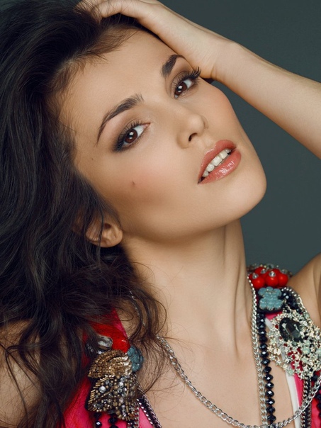 singer Сати Казанова. Сатане́й «Сати́» Сетгали́евна Каза́нова (род. 2 октября 1982, Верхний Куркужин, Баксанский район, Кабардино-Балкарская АССР, РСФСР, СССР) - российская певица и актриса,