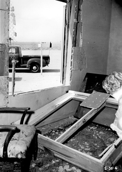 Испытание атомной бомбы на манекенах В 1953 году в Неваде была проведена операция «Doorstep» («Порог»). Целью испытаний стало изучение последствий взрыва атомной бомбы. Для операции создали