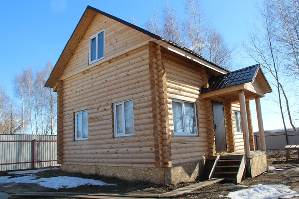 Фото: Продается новый экодом для круглогодичного проживания. <br> В историческом г. Кашира, на берегу реки Ока, где расположены семь православных храмов и мужской монастырь. Рядом ж/д вокзал в Павелецком направлении, автомобильная федеральная дорога М-4 ДОН г. Москва. <br>Дом 6х8 из оцелиндрованного бревна Кировский лес (22см.). Год постройки 2018г. <br>Общая площадь дома 72,6. <br> 1 этаж - гостиная, совмещенная с кухней, кабинет, туалетная комната. <br> На 2 этаже 2 спальни. <br> Окна пластиковые, дверь металлическая. Крыша покрыта качественной металл черепицей. Отопление электрический котел. На участке скважина более 40 м. глубина, вода заведена в дом. Канализация центральная, газ по границе участка. В доме спутниковое ТВ-триколор, wi-fi <br> Участок 9 соток, с ухоженным газоном и русскими березами, огорожен металлическим забором. Оборудована бетонная стоянка для авто. <br>Круглогодичный подъезд к дому. Шикарный панорамный вид на город. <br>В шаговой доступности вся инфраструктура города: МФЦ, Администрация города, физкультурно-оздоровительный комплекс, детские сады, школа, множество магазинов. <br> Цена: 3 600 000 руб. <br>Юридическое сопровождение АН