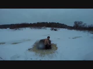 Купание в проруби и марафон босиком