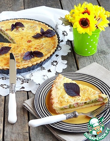 Киш с горохом и копченым мясом