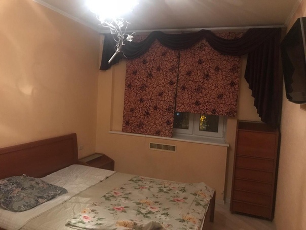 Фото: Сдаем изолированную комнату в трёхкомнатной квартире .<br>м.Новокосино 900 м.<br>В квартире есть вся необходимая мебель и техника,горячая вода ,даже в период летних тех.работ )<br>В соседях две девушки -чистоплотные ,неконфликтные ,уважающие личное пространство .Соответственно соседа ждём с аналогичными качествами !ПЛАТЕЖЕСПОСОБНОГО!<br>Оплата -18 тыс с ку,залог 15 тыс.<br>Комната свободна,заселиться можно сегодня. По всем остальным вопросам писать в ЛС.