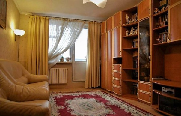Фото: После 24.12 сдаем двухкомнатную квартиру на Ходынке М. Полежаевская - 10 минут пешком до метро. Вы будете вторыми жильцами. Наши чистоплотнейшие жильцы (молодая семейная пара) уезжают, прожив 8 мес, тк территориально вынуждены работать в другом конце Москвы. <br>Стоимость 62000 руб в месяц. Условия аренды как обычно: оплата за два месяца (за первый и последний) плюс коммунальные платежи по счетчикам.Последний месяц предоплаты можно обсудить.<br>Улица Полины Осипенко 22к3. Окна в тихий двор, 10 этаж 17ти этажного дома.  <br>В комнатах ламинат. В этом году поменяли плитку в коридоре и на кухне. В гостиной большая деревянная стенка, кожаная мебель (есть еще второе кресло). Диван раскладывается и получается двуспальная кровать. Кухня деревянная, продуманная, с выдвижными нижними секциями. Купили новый встроенный холодильник, стиральную машинку Bosch и унитаз. Разводка в ванне тоже новая. Квартира любимая, думаю, что сразу почувствуете это в атмосфере. Эта часть района тихая, тк давно застроилась, но в округе все строится быстрыми темпами. От дома ровно 8 минут пешком до новой станции метро ЦСК - через 10 мин без пробок Вы в Москва-Сити , Кутузовском. <br>Рядом Авиа-Парк, Ледовый Дворец, прекрасный новый парк и пешеходная зона в тех же 8 минутах на Ходынском Поле. Суперские детские площадки, лаундж-зоны, теннисный корт, спортивные площадки, спортивный клуб, кафе, фонтаны....... Удобная транспортная доступность: до 3го кольца - 5 минут, аналогично до Ленинградского и Хорошевского шоссе. Напротив дома магазин 