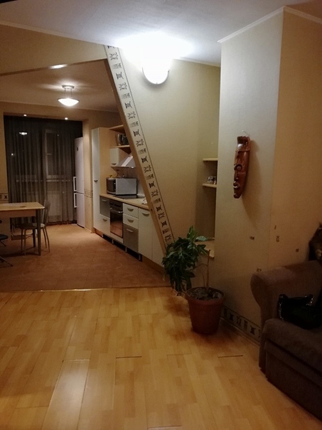 Фото: Уютная и просторная  квартира с отдельным входом. 10 мин от метро Жулебино. Две спальни, большая кухня-холл. Вся необходимая обстановка для отдыха и работы. Дизайнерский евроремонт, бытовая техника, интернет. Развитая инфраструктура, во дворе магазин, ресторан, салон красоты, детская площадка и парк. Добро пожаловать! 2900 руб/сутки<br>Телефон собственника +79262180568