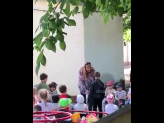 «На колени, подонок! Целуй землю! Целуй землю, тварь!!» Воспитатель детского сада в Краснодаре поставила маленького мальчика на