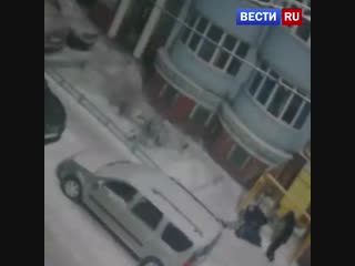 Нападение пьяных рязанских футболистов на женщину попало на видео.