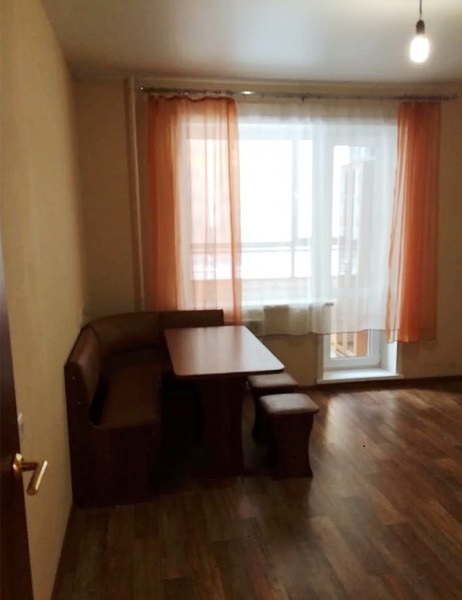 Фото: ул.Ленина 78 <br>цена:7000р <br>тел.89822526122 <br>Сдам комнату в 2 комнатной квартире с качественным ремонтом .Из мебели и техники в квартире есть все необходимое,стиральная машинка,жк телевизор с спутниковым телевидением,роутер wi-fi,большой холодильник,микроволновка,шкаф,комод,письменный стол,.Все видно на фото,.Рассматриваю приличных чистоплотных людей .По вопросам звоните