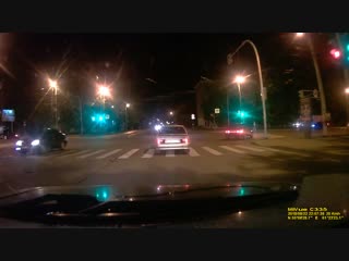 несётся в лоб по встречке