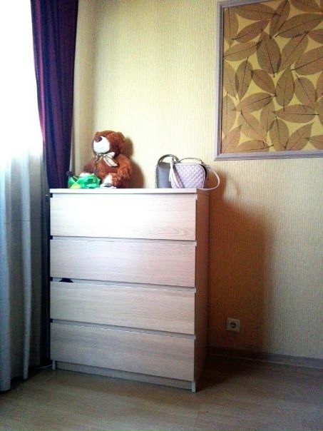 Москва! Только для одной девушки! Без посредников! Агенты-МИМО! <br>Сдается изолированная комната в уютной 2х комнатной квартире в 4х минутах неспешным шагом от м.Новогиреево. В комнате большая двухспальная кровать , журнальный столик, комод и полка. Вся мебель новая и красивая. В квартире качественный евро-ремонт, ванна-джакузи, стиральная и посудомоечная машинка, полы с подогревом, холодильник, ТV, WIFI. В коридоре большой шкаф-купе, где все мы храним одежду, и все что надо, дабы не захламлять комнаты, это очень удобно) Рядом есть все возможные магазины и шикарный парк! До центра ровно 15 минут. В квартире живут 2 девушки, в отдельной комнате. Обе стабильно работаем, весело отдыхаем, любим гостей и следим за чистотой) В соседки хотим найти веселую, общительную девушку, которая вольется в нашу дружную команду)Нерях, зануд и социапатов просьба пройти в сад) Главное помнить, что все и всегда обсуждаемо) Надо знакомиться) <br>Место стоит 20 000 + свет,вода, wifi (примерно по 700 р) за месяц. <br>так же есть депозит за последний месяц - 20 000 <br>Заезд возможен с 26 марта! - фото Фото: Москва! Только для одной девушки! Без посредников! Агенты-МИМО! <br>Сдается изолированная комната в уютной 2х комнатной квартире в 4х минутах неспешным шагом от м.Новогиреево. В комнате большая двухспальная кровать , журнальный столик, комод и полка. Вся мебель новая и красивая. В квартире качественный евро-ремонт, ванна-джакузи, стиральная и посудомоечная машинка, полы с подогревом, холодильник, ТV, WIFI. В коридоре большой шкаф-купе, где все мы храним одежду, и все что надо, дабы не захламлять комнаты, это очень удобно) Рядом есть все возможные магазины и шикарный парк! До центра ровно 15 минут. В квартире живут 2 девушки, в отдельной комнате. Обе стабильно работаем, весело отдыхаем, любим гостей и следим за чистотой) В соседки хотим найти веселую, общительную девушку, которая вольется в нашу дружную команду)Нерях, зануд и социапатов просьба пройти в сад) Главное помнить, что все и всегда обсуждаемо) Надо знакомиться) <br>Место стоит 20 000 + свет,вода, wifi (примерно по 700 р) за месяц. <br>так же есть депозит за последний месяц - 20 000 <br>Заезд возможен с 26 марта!