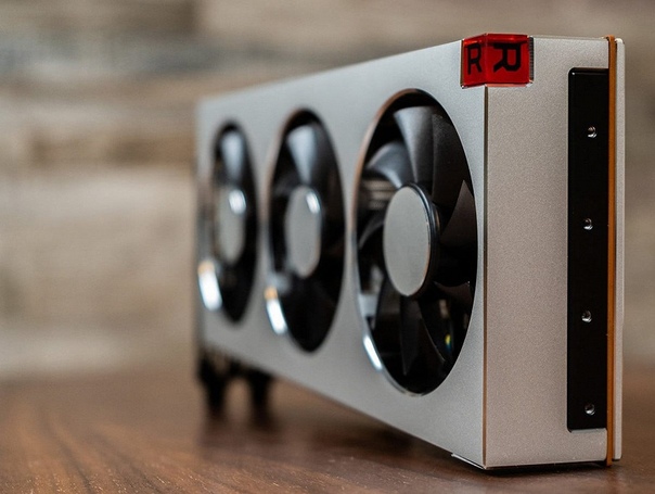 Не секрет, что на данный момент компьютеры Apple Mac основаны исключительно на GPU AMD, если речь идёт о моделях с дискретными видеокартами. Более того, если говорить о поддержке внешних видеокарт операционной системой macOS, то с картами Nvidia всё тоже очень плохо. Однако до сегодняшнего дня самую производительную видеокарту Radeon владельцы Mac использовать не могли. Вышедшая ещё в январе Radeon VII только сейчас получила поддержку со стороны macOS, так что теперь при желании её можно использовать в качестве внешней видеокарты. Учитывая, что новинка существенно производительнее Radeon RX Vega 64, определённую категорию владельцев ПК Apple это должно порадовать. Правда, пока поддержка появилась лишь в macOS 10.14.5 Beta 1, но стабильную версию вряд ли придётся ждать долго.