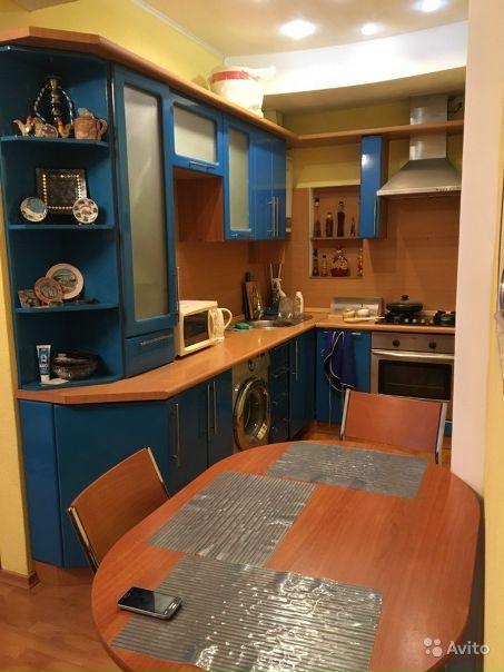Фото: Сдаётся комната в двухкомнатной квартире в Мотовилихинском районе. В комнате имеется всё необходимое для комфортного проживания. Есть раскладной, белый диван, шкаф купе, также в общем пользовании имеется стиральная машина, холодильник, микроволновая печь, электрический чайник. Хорошая транспортная развзка, в шаговой доступности продуктовые магазины. Соседка женщина, тихая, почти всё время работает. Комната готова к заселению. <br>Адрес: Николая Островского 64а <br>Цена: 6000 <br>По всем вопросам звонить по тел. 89323368579, на смс не отвечаю.