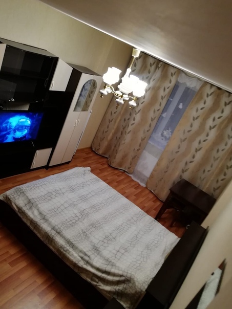 Фото: Сдам с 10 июня светлую, чистую, теплую комнату 20 кв/м в 3-х комнатной квартире на 20-м этаже 25-ти этажного, нового кирпичного дома . Соседи- две девушки :)<br>В комнате есть все необходимое для проживания: шкаф, стол, стул, кровать, стенка. <br>Рассматриваю жильцов, арендующих на длительный срок от 3-х месяцев. Сдаю напрямую без посредников и комиссии. Арендная плана 13500+КУ. Залог за сохранность имущества в размере 13500 руб. можно разделить на две части (первые 50% при въезде, вторые 50% во второй месяц ). При выезде залог возвращается. <br>В квартире запрещено: курить, шуметь после 22.00.<br>Для комфортного проживания предусмотрено:<br>*  1санузла;<br>* на кухне: электрическая плита, духовка, холодильник, стол и стулья, электрический чайник, микроволновка<br>* высокоскоростной wi-fi роутер<br>* стиральная машина <br>* Вся техника и мебель в хорошем состоянии.<br><br>Дом новый, есть три современных лифта, чистая парадная, обустроенная территория вокруг дома, большая паковочная зона. Возле дома вы найдёте продуктовые магазины, кафе, рестораны, пабы, аптеки, банкоматы, В пешей доступности (600 метров) ТК Парнас. От дома до метро Парнас можно дойти пешком за 10 минут спокойным шагом. <br><br>Звоните по любым вопросам с 09:00 до 20:00<br>Елена<br>89110119912