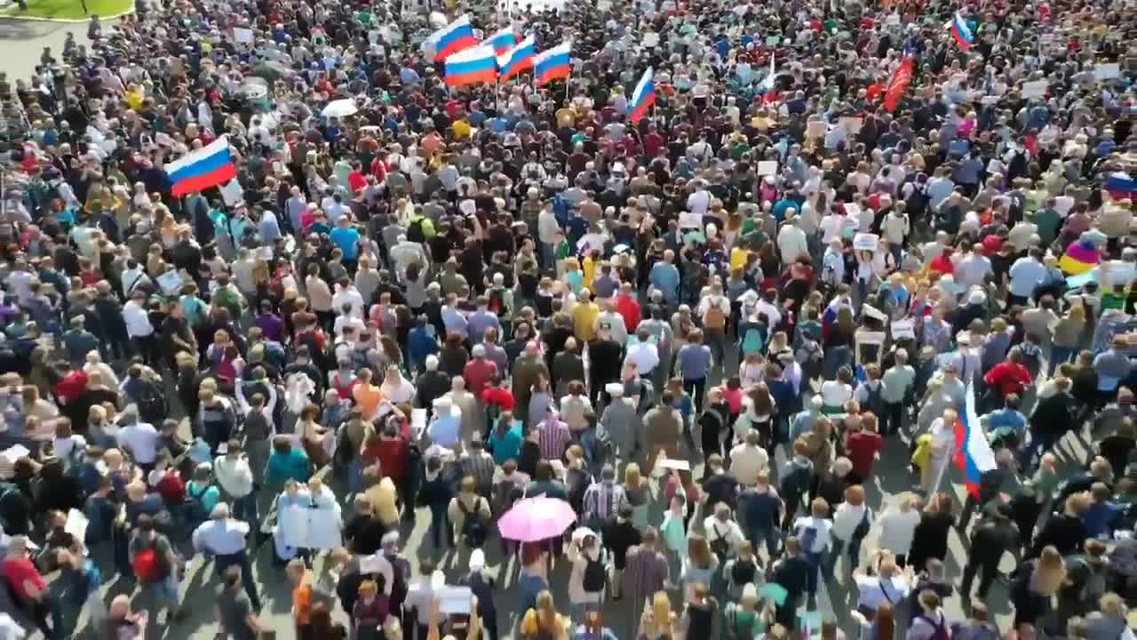 20 тыс человек. 10 тысяч человек фото. прага митинг бархатная революция. тысяча человек. десять тысяч человек.